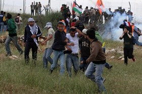 Photo of Hebron: soldati israeliani attaccano manifestazione per Shuhada Street
