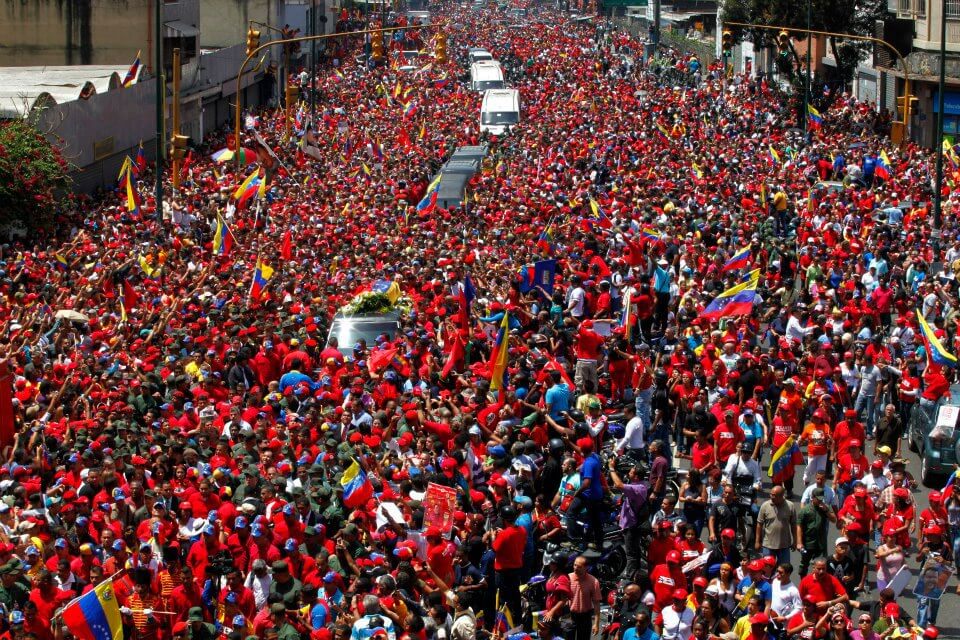 Photo of Chavez, in centinaia di migliaia accompagnano la salma