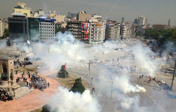Photo of Turchia. Pioggia di lacrimogeni su piazza Taksim