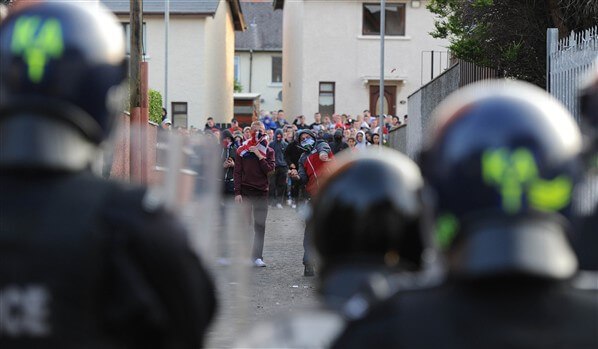 Photo of Irlanda del Nord, le violenze organizzate dei lealisti