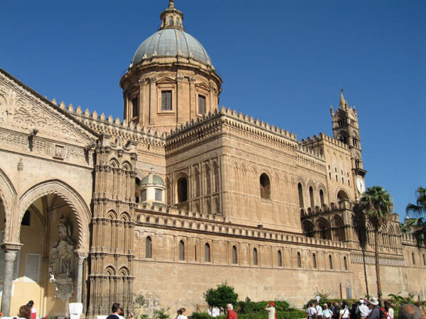 Photo of Palermo: la vergogna dei simboli gay proiettati sulla Cattedrale
