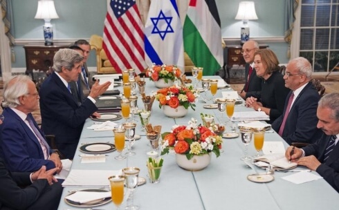 Photo of Livni, Erakat, Kerry “Share” Iftar Meal, Hold “Productive” Talks