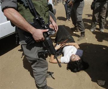 Photo of Cisgiordania. Soldati israeliani assaltano diplomatici europei