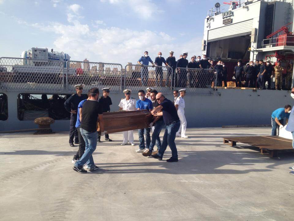 Photo of Sicilia. Arrivano le prime bare dei migranti morti nel naufragio a largo di Lampedusa