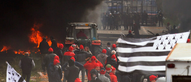 Photo of Esplode la rivolta in Bretagna: tutta la regione in piazza e situazione fuori controllo