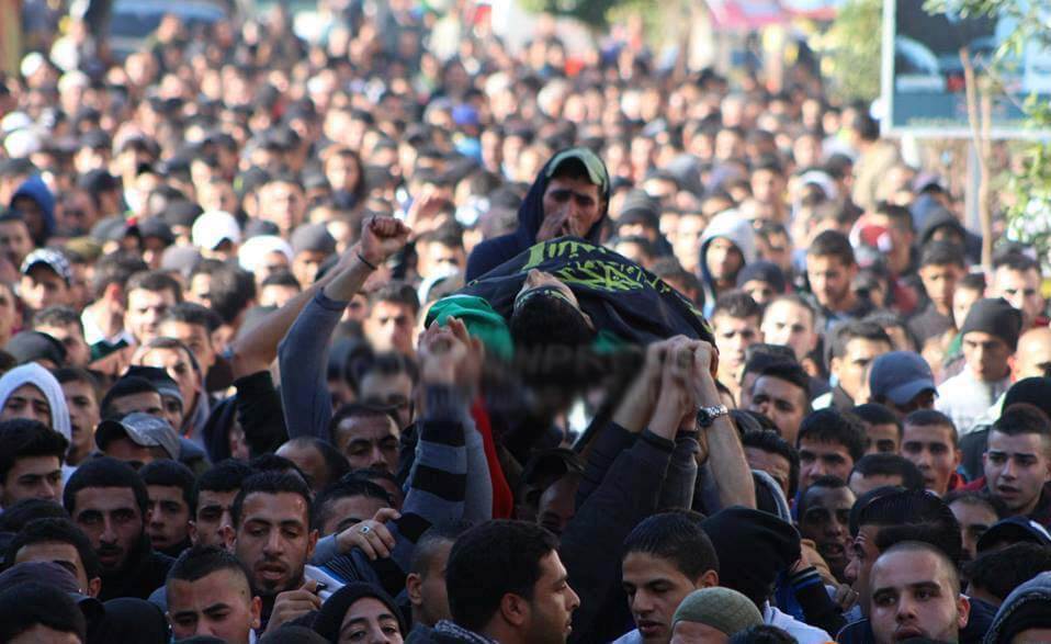 Photo of Cisgiordania. In migliaia ai funerali del giovane martire ucciso da militari israeliani a Jenin