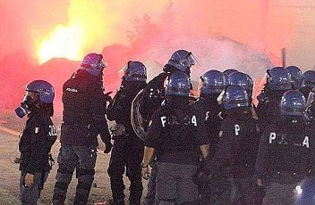 Photo of Palermo. Violenti scontri tra ultras all’aeroporto, poliziotto ferito