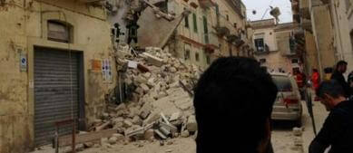 Photo of Matera. Crolla palazzina nel centro storico, corsa contro il tempo per i dispersi