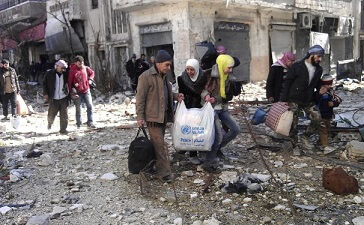 Photo of Civilians Evacuated from Syria’s Homs despite Terrorists’ Fire