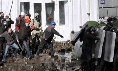 Photo of Clashes erupt anew in Kiev despite mutual truce