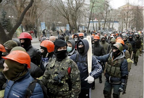 Photo of Ucraina. Militanti di estrema destra attaccano palazzo del Parlamento