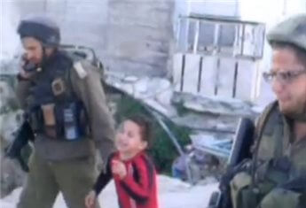 Photo of Cisgiordania. Sospettato di aver lanciato sassi, arrestato a sei anni ad Hebron – Video