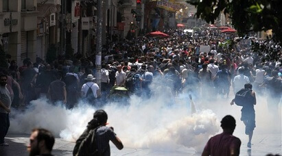 Photo of Turchia. La polizia spara gas lacrimogeni contro manifestanti anti-governativi