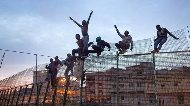 Photo of Spagna. Migranti disperati assaltano Melilla