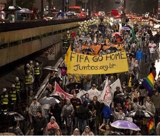 Photo of Brasile. Manifestanti in rivolta contro gli sprechi per la Coppa del Mondo