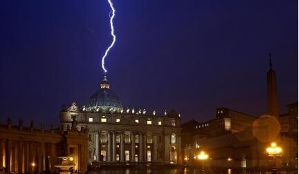 Photo of Vaticano: Bertone indagato per appropriazione indebita, continua il repulisti di Bergoglio