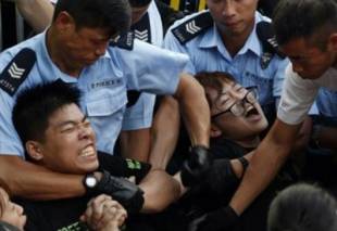 Photo of Cina: ritorna la violenza ad Hong Kong