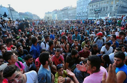 Photo of Migrants Storm Re-Opened Budapest Train Station