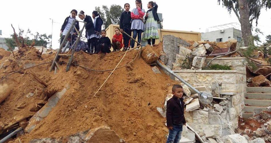 Photo of Perché Israele ordina la demolizione di un parco giochi per bambini palestinesi?