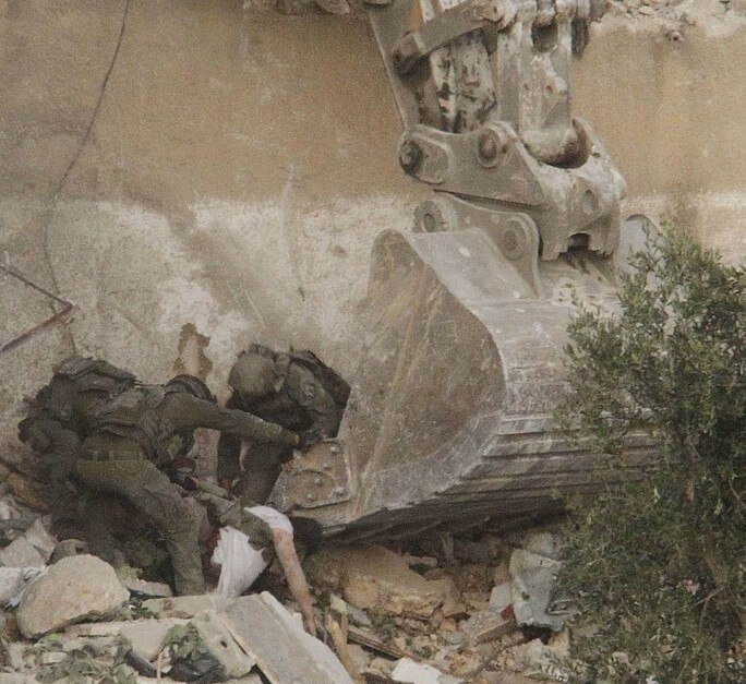 Photo of Cisgiordania, morto sotto le macerie della sua casa dopo sette ore di combattimento