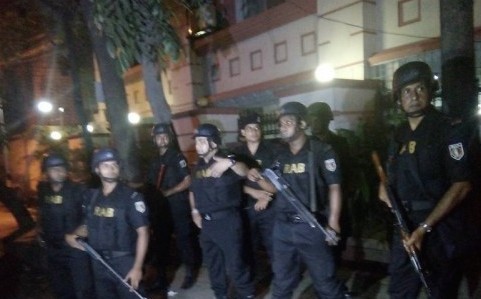 Photo of Bangladesh: terroristi assaltano ristorante di Dacca, venti ostaggi uccisi