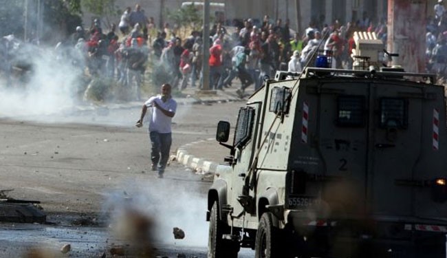 Photo of Cisgiordania: manifestanti assaltano sede Croce Rossa