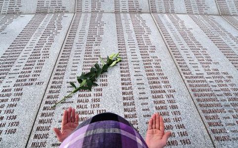 Photo of Srebrenica, il mondo ricorda l’orrendo massacro