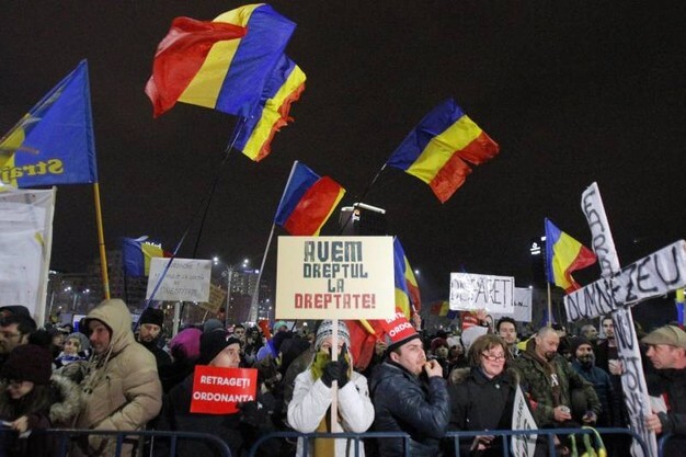 Photo of Bucarest, non si ferma la rabbia del popolo