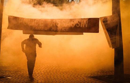 Photo of Parigi: terza notte di scontri tra polizia e manifestanti