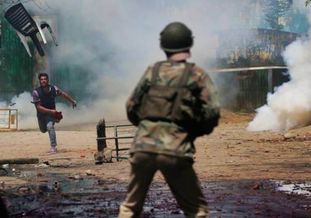 Photo of Kashmir: polizia indiana apre il fuoco contro gli studenti