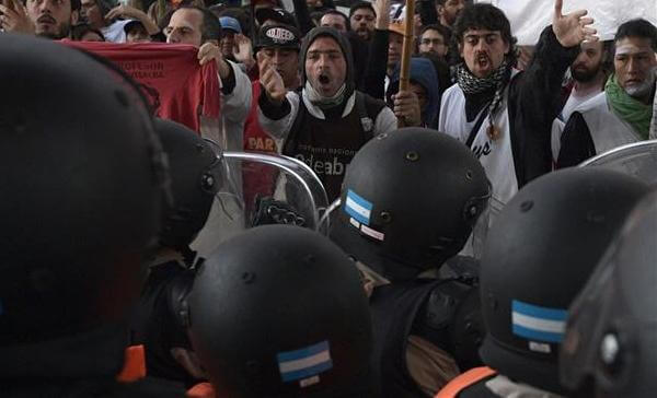 Photo of Argentina: proteste e scontri contro misure di austerità