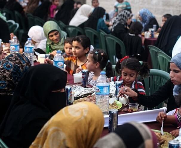 Photo of Mezzaluna rossa iraniana distribuisce pasti a Gaza per il Ramadan