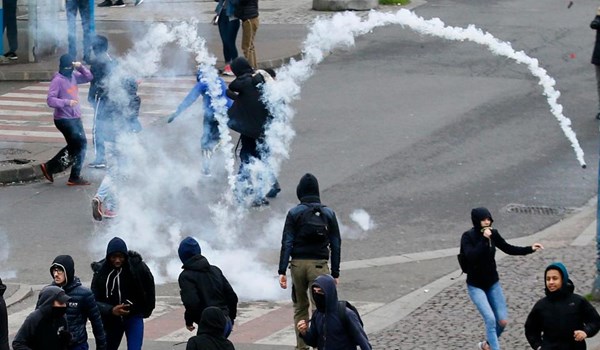 Photo of Parigi: gas lacrimogeni contro manifestanti
