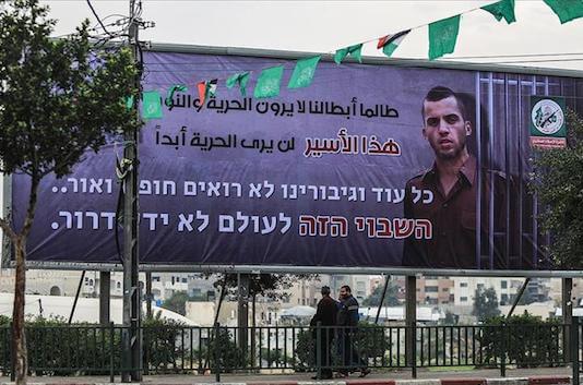 Photo of Hamas erige cartellone del soldato israeliano catturato