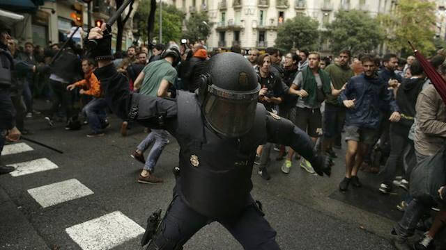 Photo of Barcellona: scontri tra polizia e indipendentisti