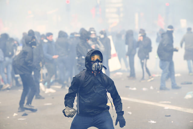 scontri a parigi