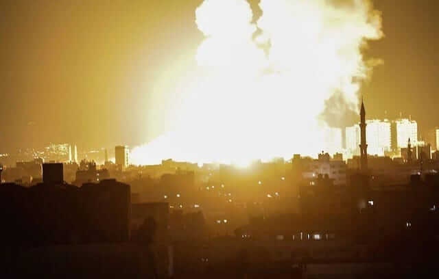 Photo of Striscia di Gaza, notte di fuoco e terrore