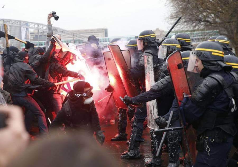 Photo of Francia: proteste e scontri, un morto