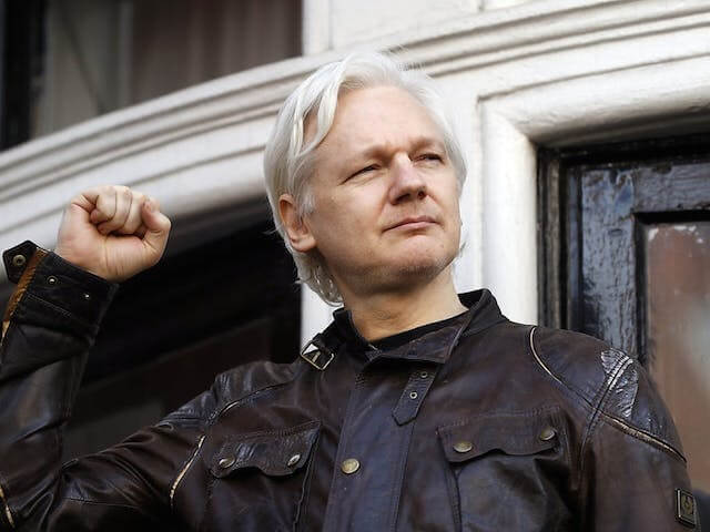Photo of Cospirazioni per consegnare Assange agli Usa