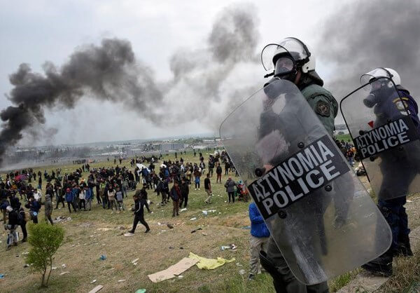 Photo of Grecia: scontri tra polizia e migranti