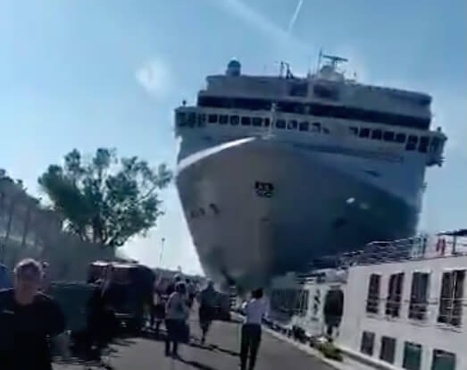 Photo of Video – Venezia, nave crociera si schianta contro il molo