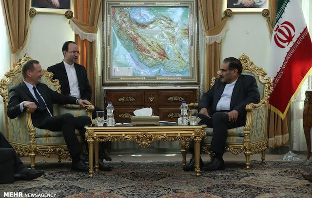 Photo of Iran: Shamkhani incontra consigliere Macron