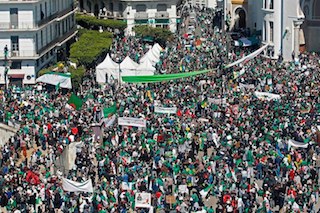 Photo of Algerini celebrano la festa dell’indipendenza tra tensioni