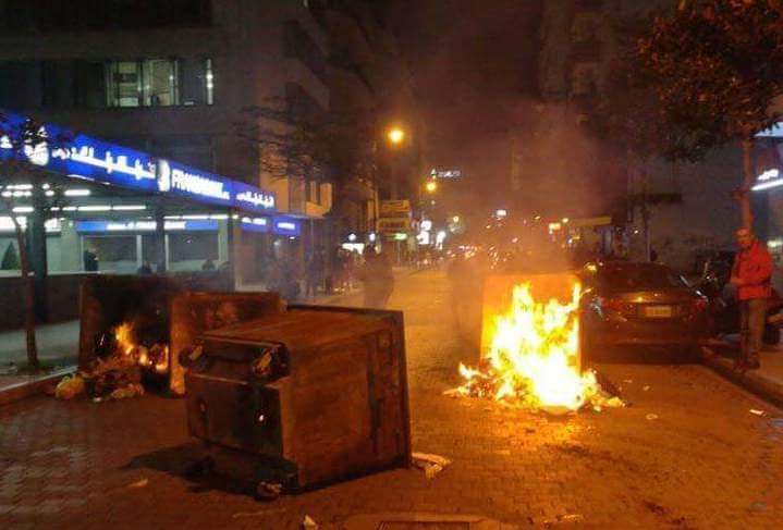 Photo of Beirut, scontri davanti la Banca centrale