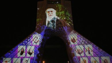 Photo of Torre Azadi illuminata da messaggi di solidarietà
