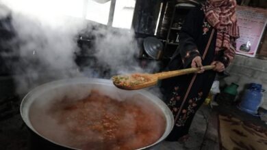 Photo of Gaza, la mensa che fornisce zuppe ai bisognosi