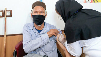Photo of Mezzaluna rossa iraniana vaccina rifugiati afghani