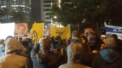 Photo of Istanbul, attivisti protestano contro visita di Herzog alzando bandiera di Hezbollah