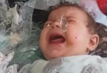 Photo of Gaza: bambino palestinese piange sotto le macerie