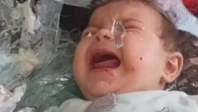 Photo of Gaza: bambino palestinese piange sotto le macerie